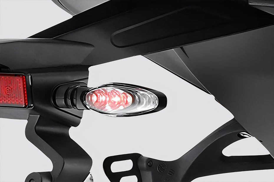 Aprilia RSV4 image 8