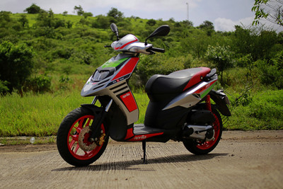 अप्रीलिया एसआर 150 रेस फ्रंट लेफ्ट क्वार्टर व्यू