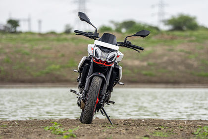 Aprilia Tuono 457 Front View Aprilia Tuono 457 Front View