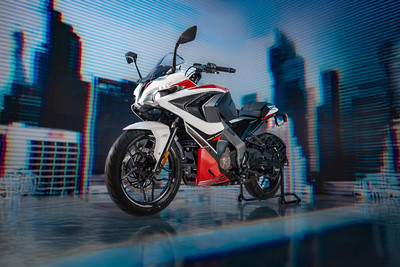 Bajaj Pulsar RS200 Front Left Quarter View