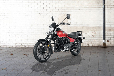 Bajaj Avenger Street 160 Front Left Quarter View