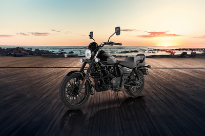 बजाज एवेंजर 220 स्ट्रीट Front Left Quarter View