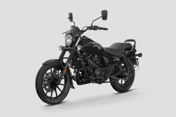 Bajaj Avenger 220 Street Front Left Quarter View