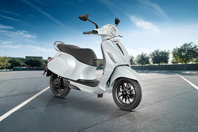 Bajaj Chetak 3202 फ्रंट राइट व्यू