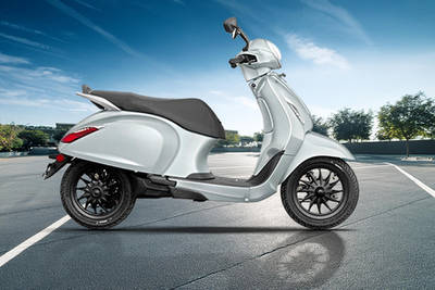 Bajaj Chetak 3202 दाईं ओर का दृश्य