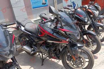 Bajaj Pulsar F250 Front Right View