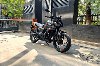 बजाज पल्सर एन150 फ्रंट राइट व्यू