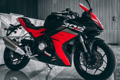 Benelli 302R Front Right Quarter View Benelli 302R Front Right Quarter View