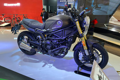 Benelli Leoncino 800 Front Right Quarter View Benelli Leoncino 800 Front Right Quarter View