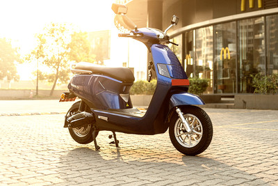 BGauss B8 Front Right Quarter View