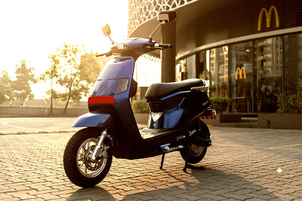 BGauss B8 Front Left Quarter View