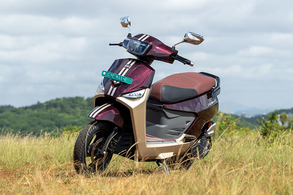 BGauss C12 MaxR Front Left Quarter View