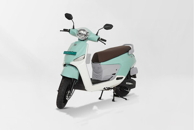 BGauss Max C12 फ्रंट लेफ्ट क्वार्टर व्यू