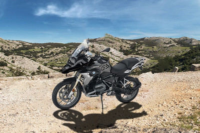 BMW R 1200 GS Front Left Quarter View