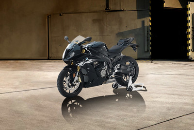 BMW S 1000 RR (2013-2018) Front Left Quarter View