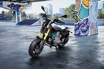 BMW CE 02 सामने का बायाँ दृश्य