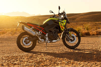 BMW F 900 GS दाईं ओर का दृश्य