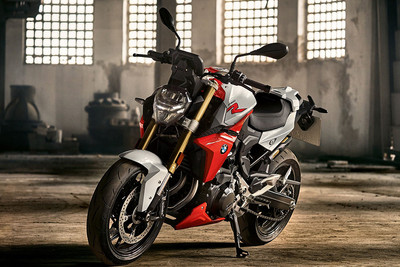 बीएमडब्ल्यू एफ 900 आर फ्रंट लेफ्ट क्वार्टर व्यू