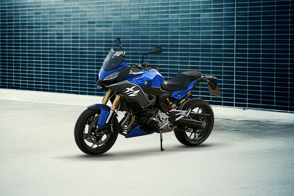 BMW F 900 XR Front Left Quarter View