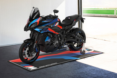 बीएमडब्ल्यू एम 1000 एक्सआर Front Left Quarter View