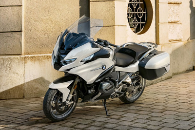 BMW R 1250 RT Front Left Quarter View