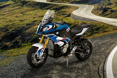 बीएमडब्ल्यू एस 1000 एक्सआर (2017-2020) Front Left Quarter View