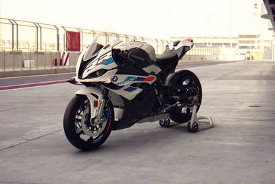 BMW S 1000 RR[2022-2024] फ्रंट राइट व्यू