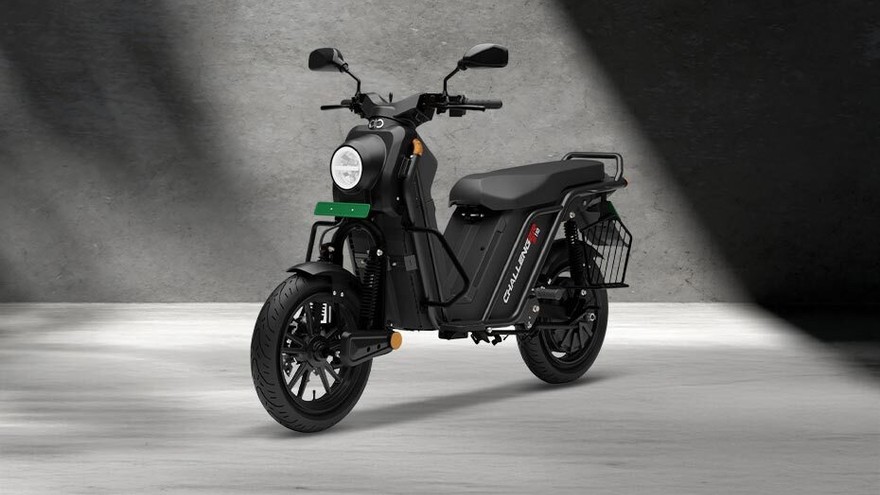 बीएनसी मोटर्स चैलेंजर Front Left Quarter View