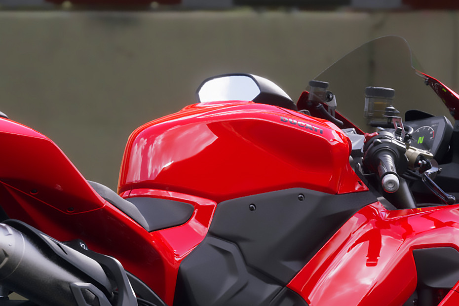 Ducati Panigale V2 Fuel Tank Image - BikeDekho