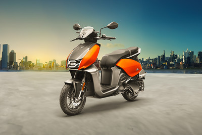 विडा वी 1 Front Left Quarter View