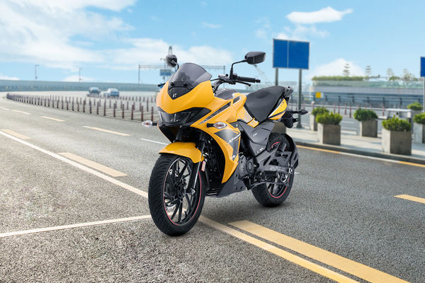 Hero Xtreme 200S 4V Front Left Quarter View