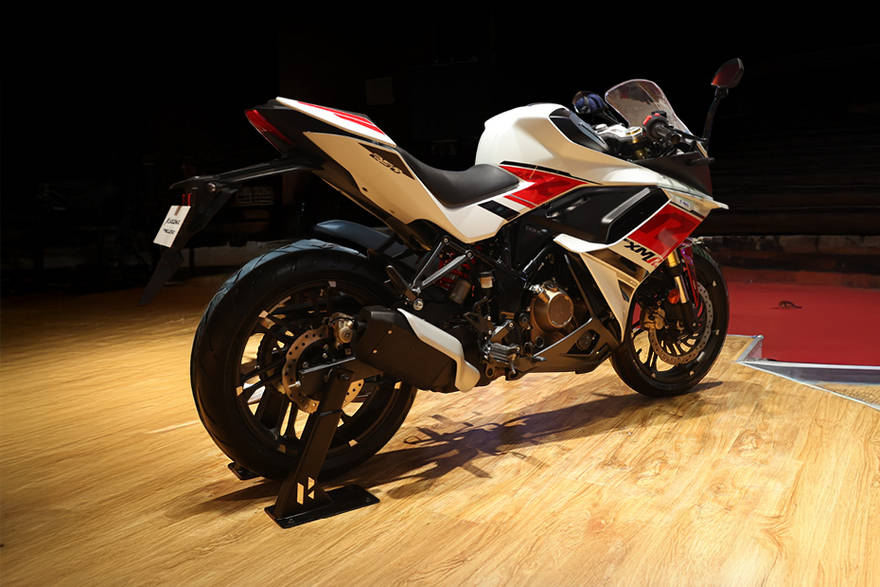Hero Karizma XMR 250 पीछे का दाईं ओर दृश्य