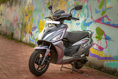 हीरो माएस्ट्रो एज 125 Front Left Quarter View