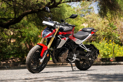 Hero Xtreme 250R Front Left Quarter View