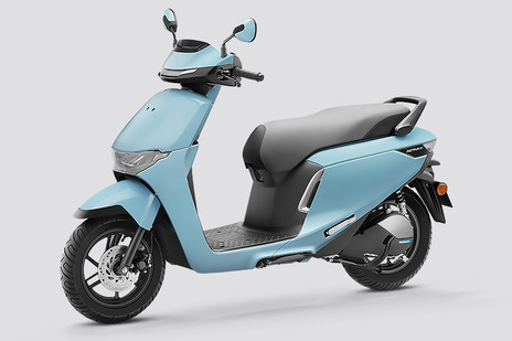 Vespa 150 Brand Badge Image - BikeDekho