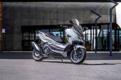 Honda Forza 350 दाईं ओर का दृश्य