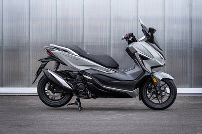 Honda Forza 350 बाएं ओर का दृश्य
