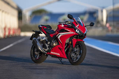 Honda CBR500R दाईं ओर का दृश्य