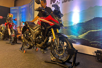 Honda NX200 फ्रंट राइट व्यू
