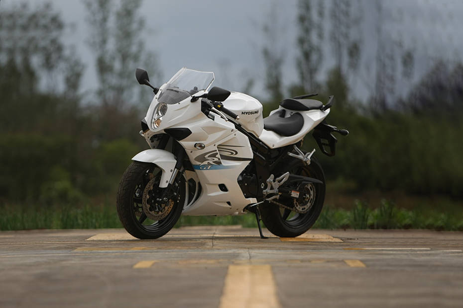 Hyosung GT650R Right Side View