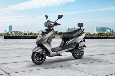 आईवूमी एस 1 Front Left Quarter View