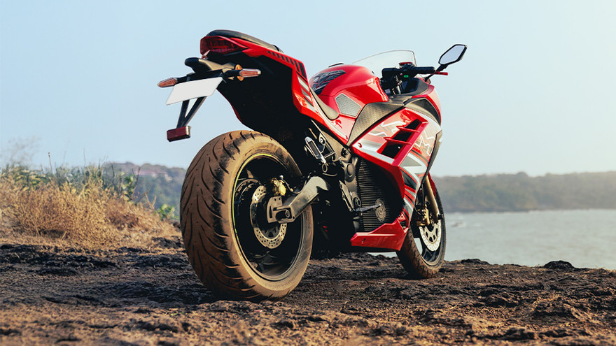 कबीरा केएम3000 मार्क 2 Rear Right Three Quarter View