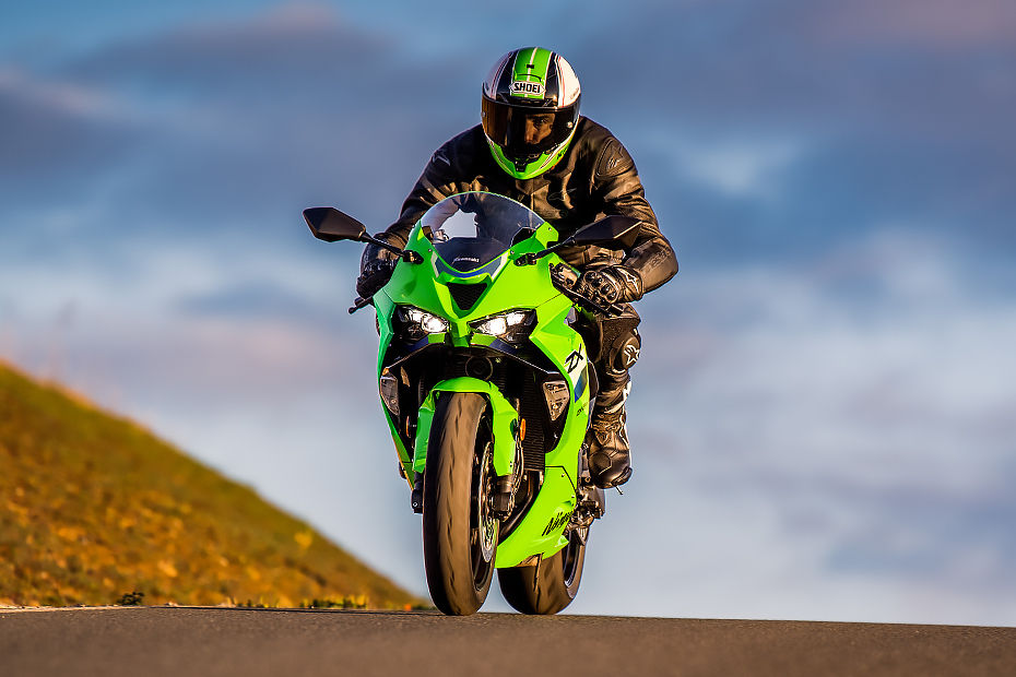 Kawasaki Ninja ZX-6R Riding: Front View Image - BikeDekho