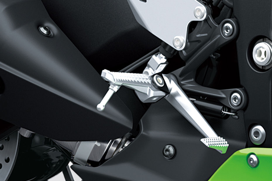 Images, videos & 360 view of Kawasaki Ninja ZX-6R - BikeDekho