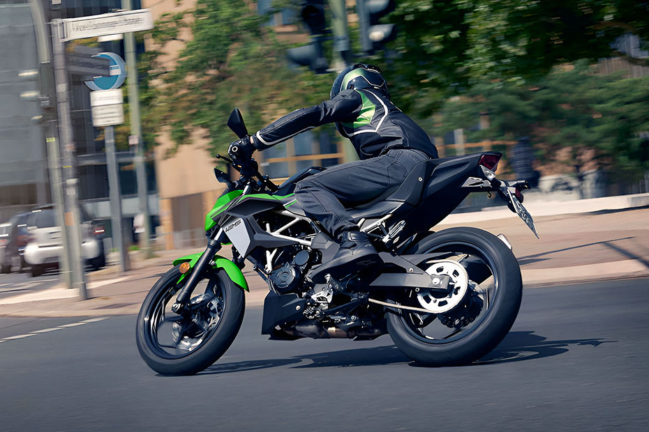 Kawasaki Z125 Riding: Rear Left Three Quarter View Image - BikeDekho