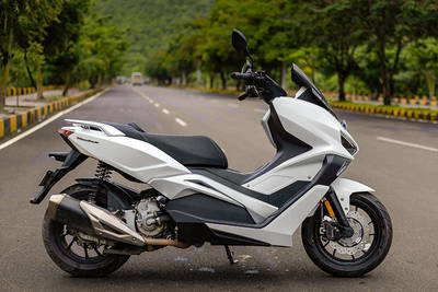 Keeway Vieste 300  दाईं ओर का दृश्य