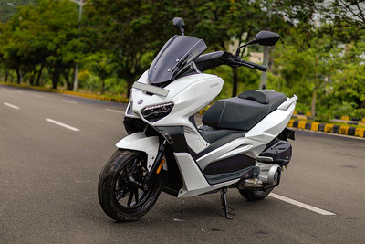 Keeway Vieste 300  Front Left Quarter View