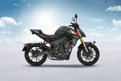 Keeway K300 SF दाईं ओर का दृश्य