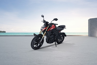 Keeway K300 N Front Left Quarter View