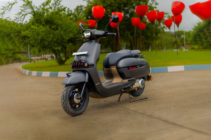 Keeway Sixties 300i Front Left Quarter View